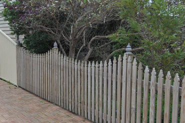 Low level conctrete retaining wall image